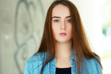 üzgün genç kadın