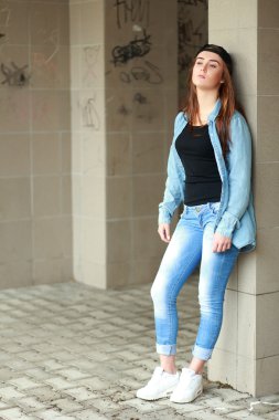 güzel ciddi bir yüz