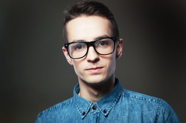 ciddi genç casual adam