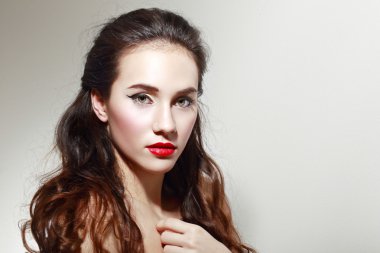  Kırmızı dudaklar ve şık glamour makyaj c kadın ile