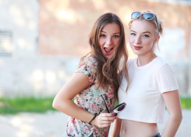 dos jóvenes amigas divirtiéndoseiki genç kız eğleniyor