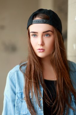 güzel ciddi bir yüz