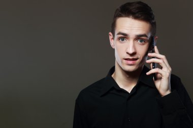 bir cep telefonu tutan