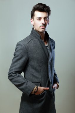 Yakışıklı delikanlı bir ceket