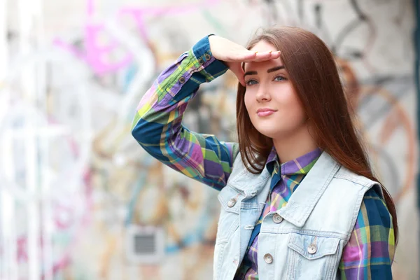 Mulher sombreando os olhos — Fotografia de Stock