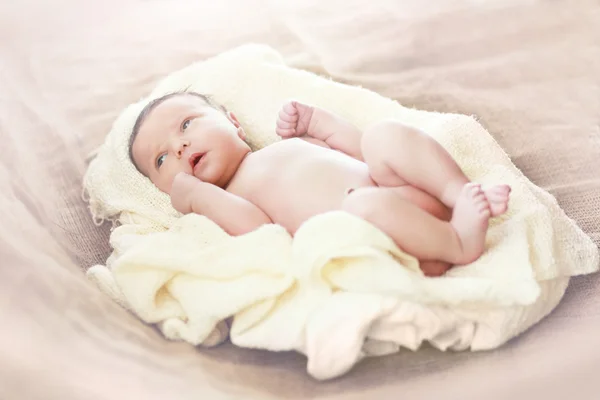 Nyfött barn på filten — Stockfoto
