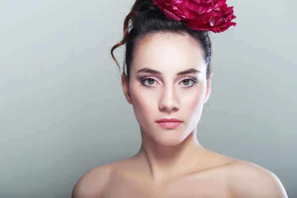 Girl with  flower in her hair — Stock Photo, Image