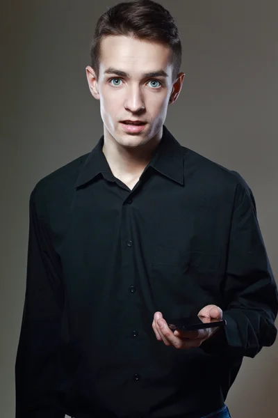 Hombre joven usando el teléfono celular — Foto de Stock