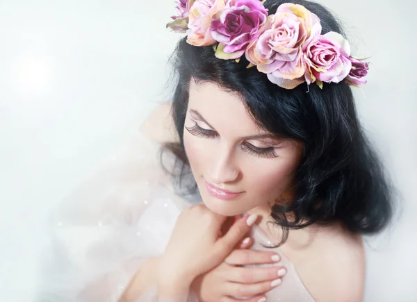 Brunette woman with roses wreath — Stock Photo, Image