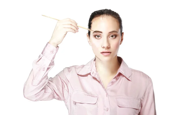 Jeune femme avec brosse à la main — Photo