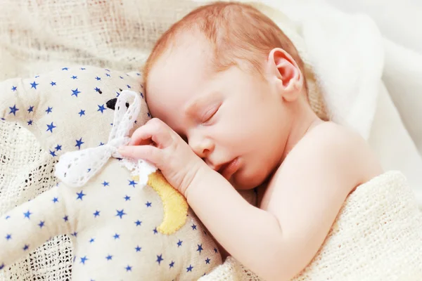 Baby schläft mit Teddybär — Stockfoto