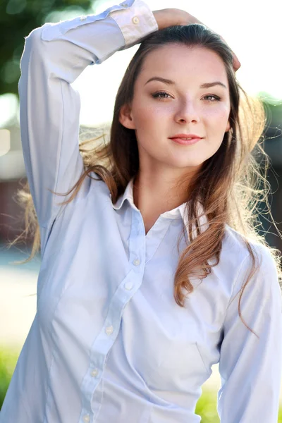 Mujer confiada posando — Foto de Stock