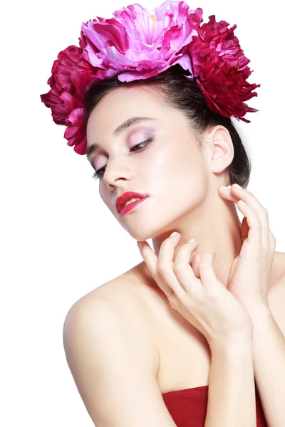 Flicka med rosa blommor i håret — Stockfoto