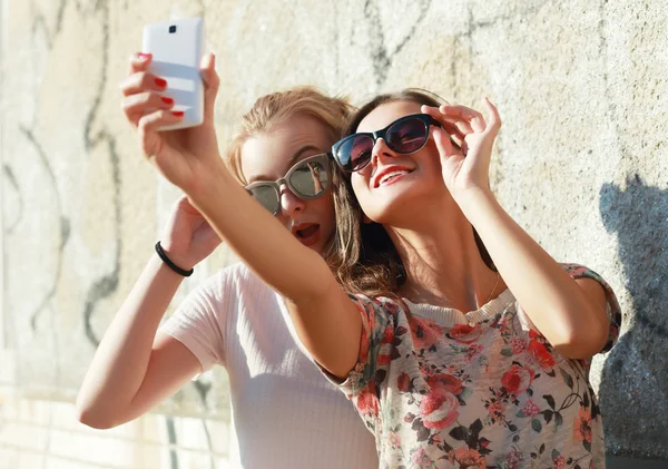 Dziewczyny, przy selfie z smartphone — Zdjęcie stockowe