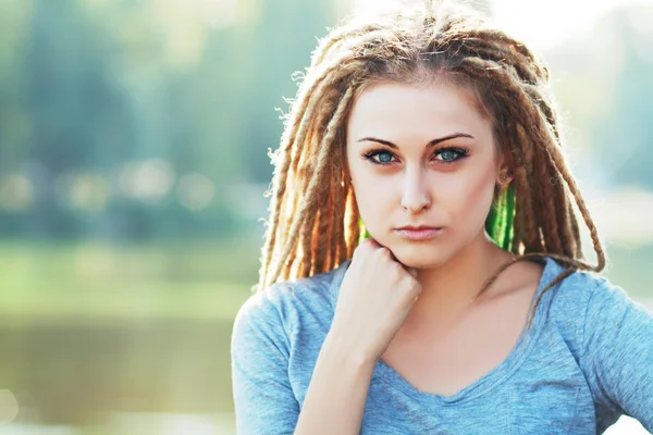 Όμορφη γυναίκα με dreadlocks — Φωτογραφία Αρχείου