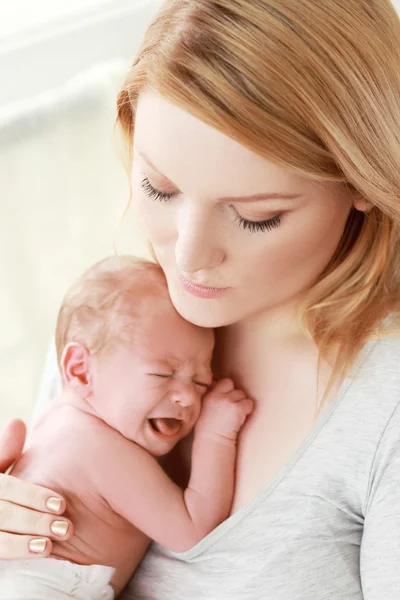 Annem ve onun yeni doğan bebek — Stok fotoğraf