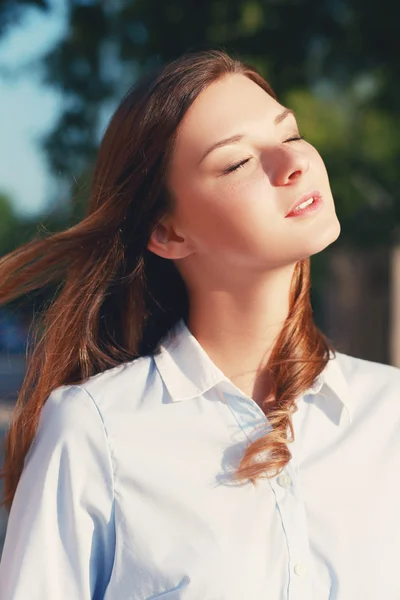 女性は太陽を楽しんでいます — ストック写真