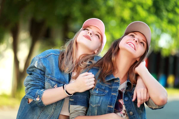 Amici in occhiali da sole guardare in su — Foto Stock