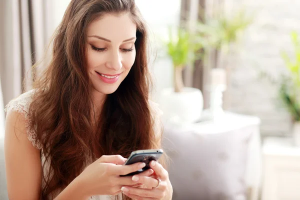 Vrouw met smartphone — Stockfoto