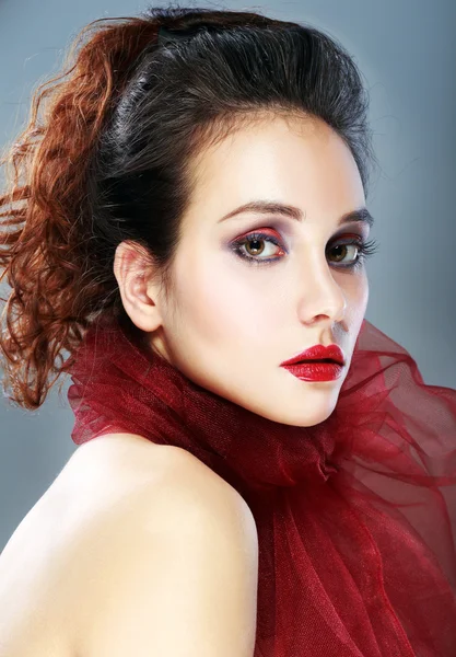 美丽的女人的红围巾 — 图库照片