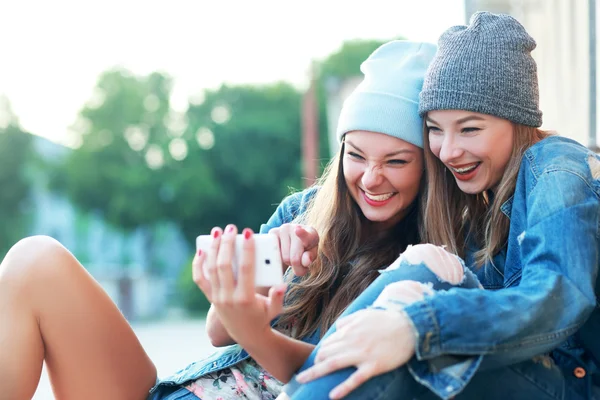 Vrienden kijken naar video 's — Stockfoto