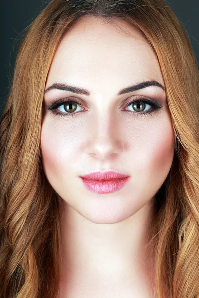 Atraktivní rusovlasá dívka — Stock fotografie