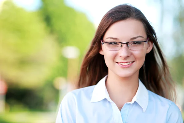 眼镜微笑着的年轻女人 — 图库照片