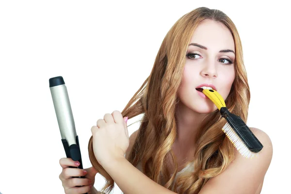 Woman curls her hair — Stock Photo, Image