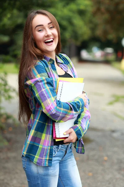 Student tjej håll copybooks — Stockfoto