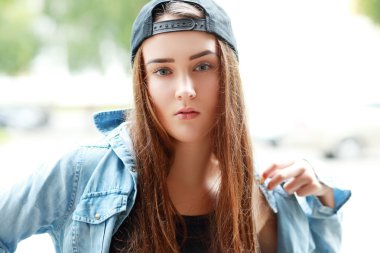 güzel ciddi bir yüz