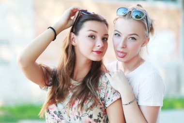 İki genç arkadaşlar eğlenmeye