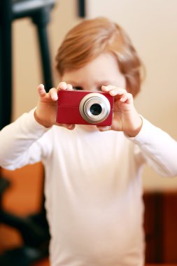 kamera ile küçük kız