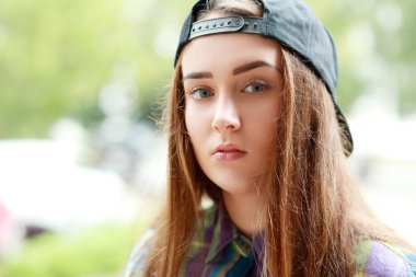 güzel ciddi bir yüz