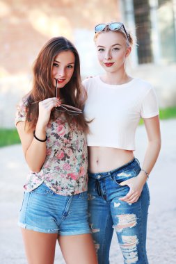 İki genç arkadaşlar eğlenmeye