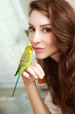 Yeşil papağan kadınla