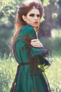 Genç kadın açık havada moda portre stil