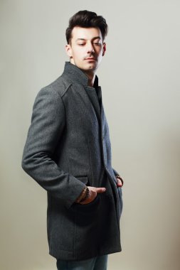 Yakışıklı delikanlı bir ceket