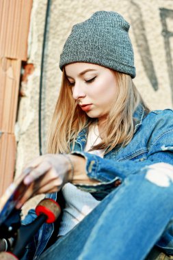 onun kaykay izlerken kız