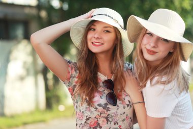 İki genç arkadaşlar eğlenmeye