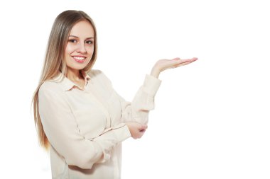 kadın bir şeyler gösteriyor 