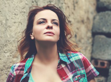 portre açık havada orta yaş kadını