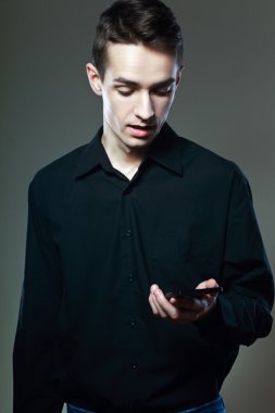 cep telefonu ile genç adam