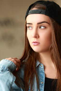 güzel ciddi bir yüz