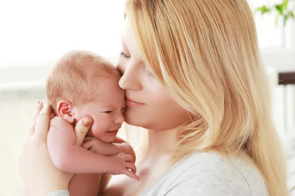 Annem ve onun yeni doğan bebek — Stok fotoğraf