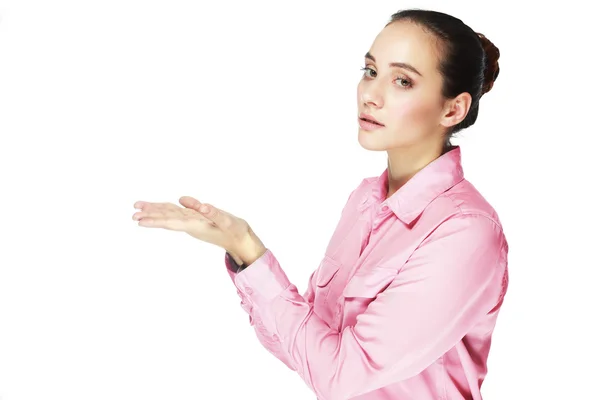 Woman in pink shirt shows something — Stock Photo, Image