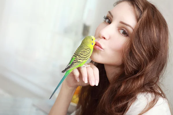 Frau hält Papagei — Stockfoto