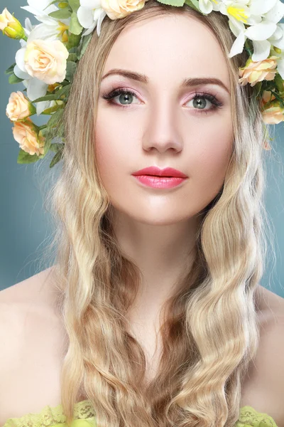 Woman with flower wreath — Stock Photo, Image