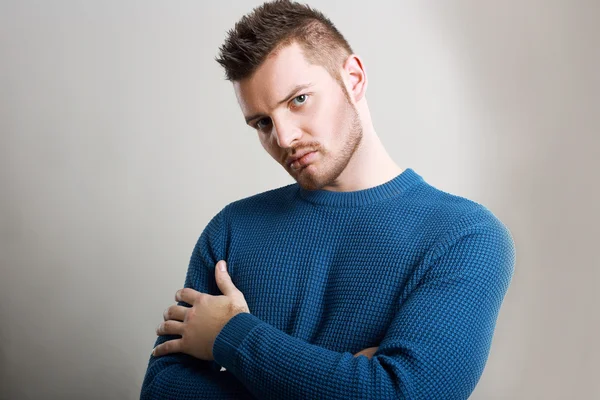 Homme portant un pull bleu — Photo