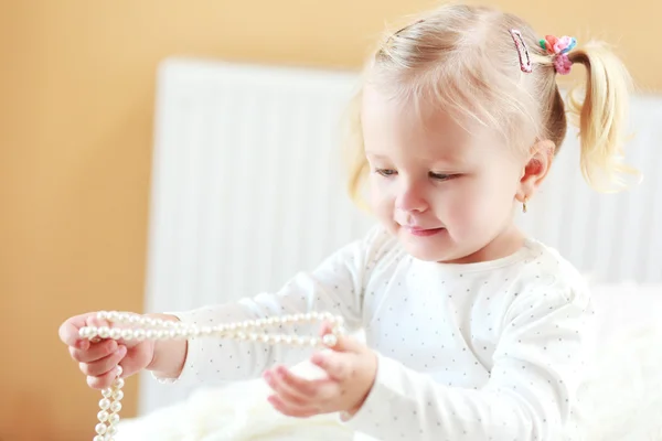 Meisje speelt met sieraden — Stockfoto