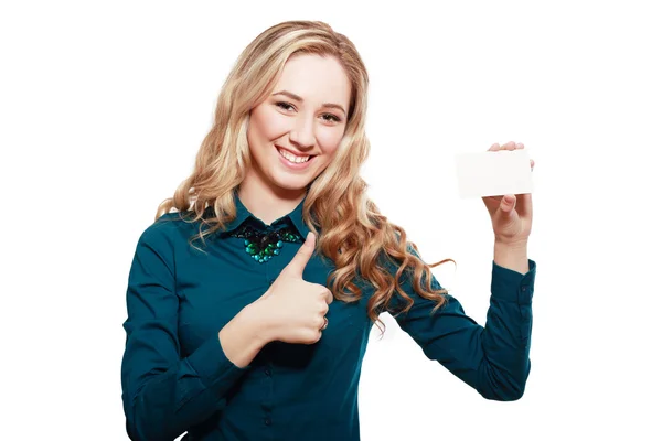 Zakenvrouw houden witte creditcard. — Stockfoto